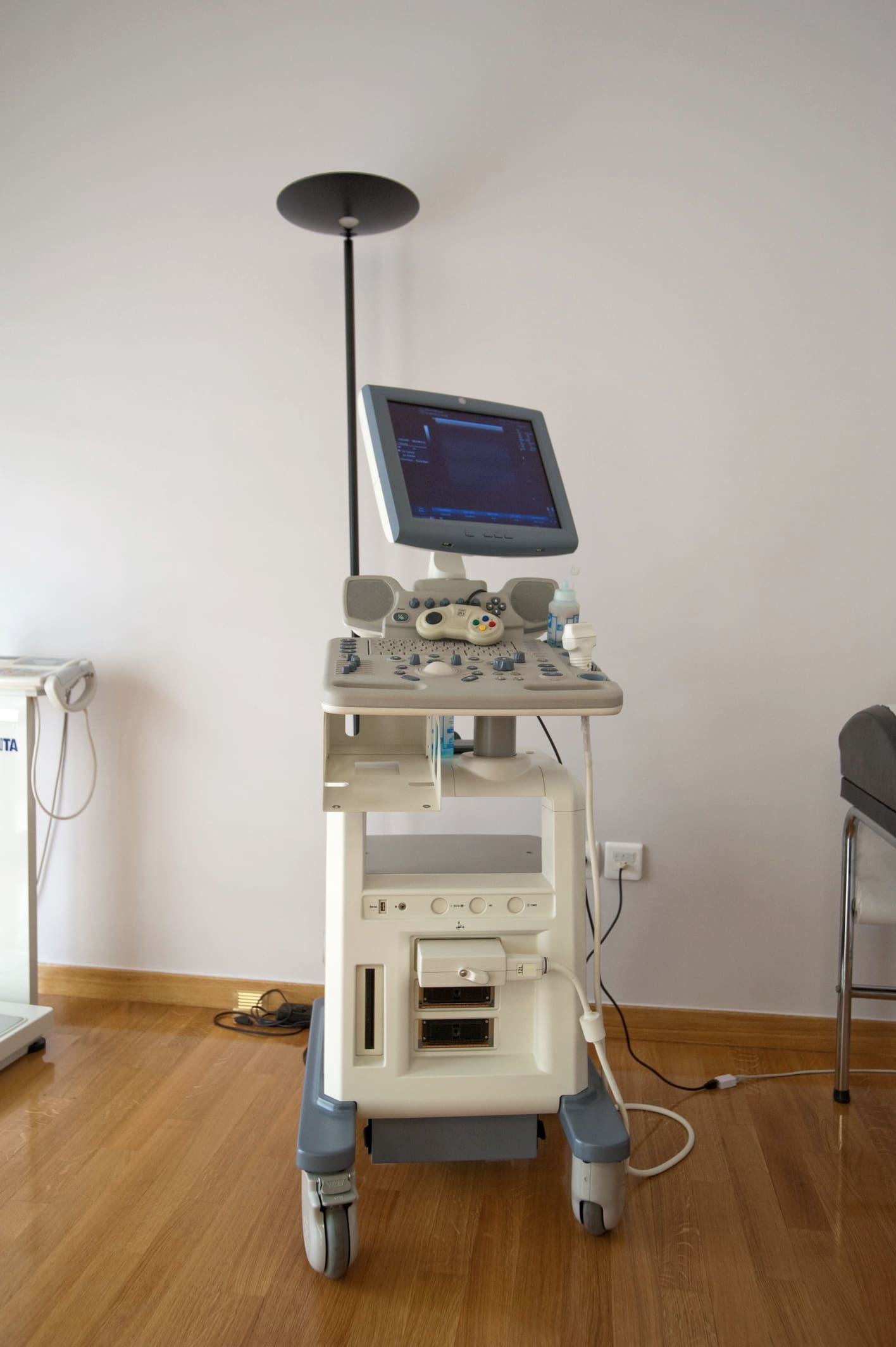 Υπερηχογράφος στο εξεταστήριο του ιατρείου
